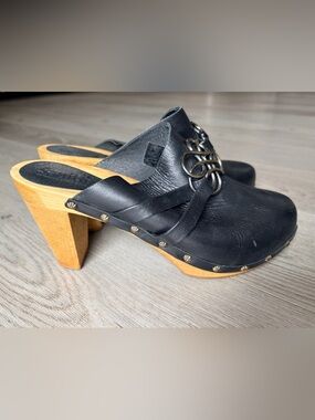 Sanita black leather clogs with Celtic buckle. Size 39 (US 8.5) made in Poland